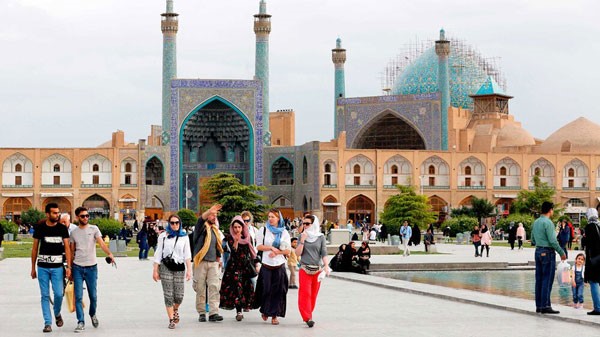 Tourists-in-Iran.jpg