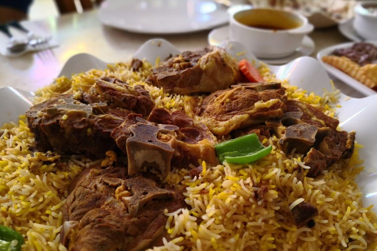 برنج مجبوس(مجبوس لحم)، غذای رسمی مهمانی بومی‌های کیش