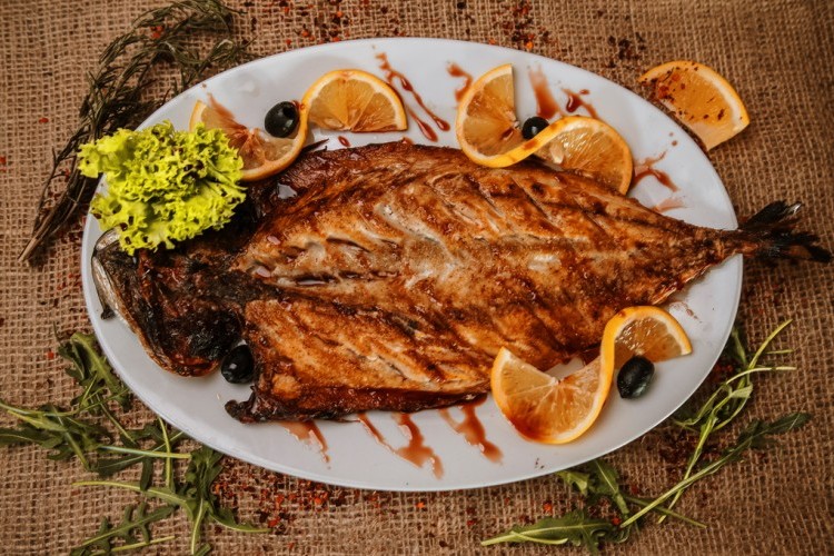 سمک مشوی، ماهی سرخ شده یا کبابی با ادویه‌های تند عربی